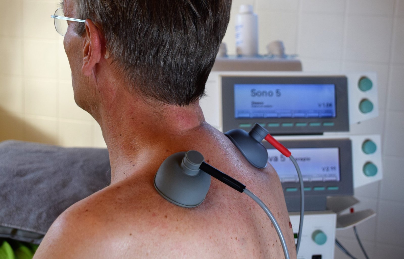 Person mit Kopfschmerz, der vom Nacken ausgeht